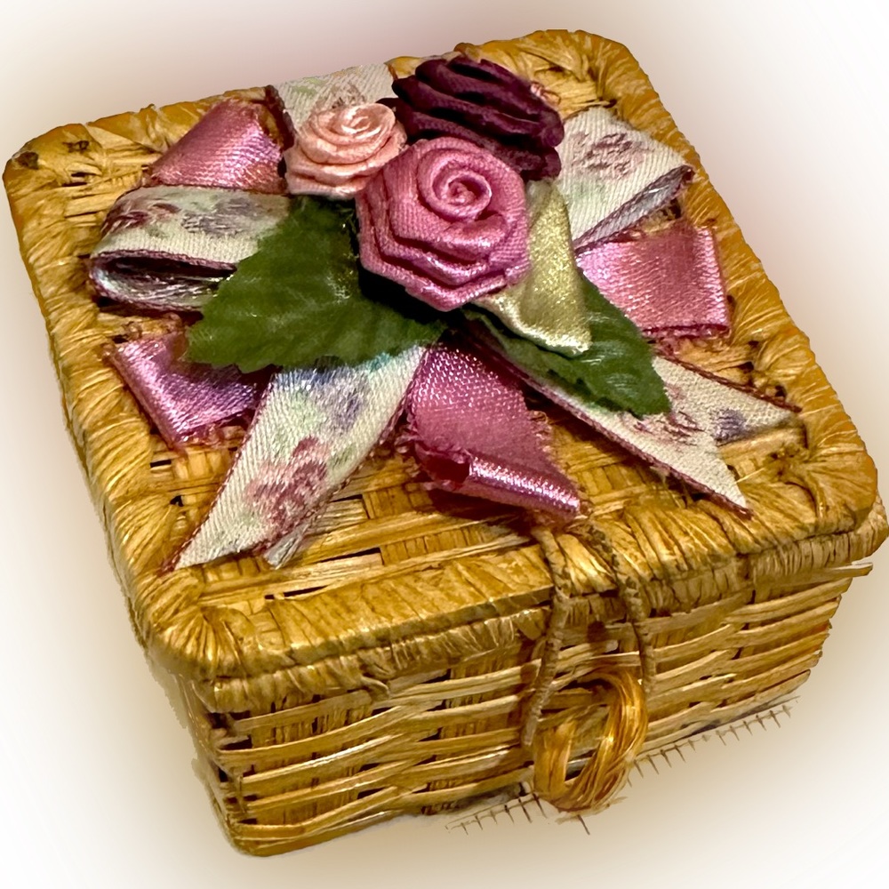VTG ‘91 RARE AVON ROSE RIBBON EARRINGS FANCIFUL FLORAL WICKER BOX VALENTINE GIFT